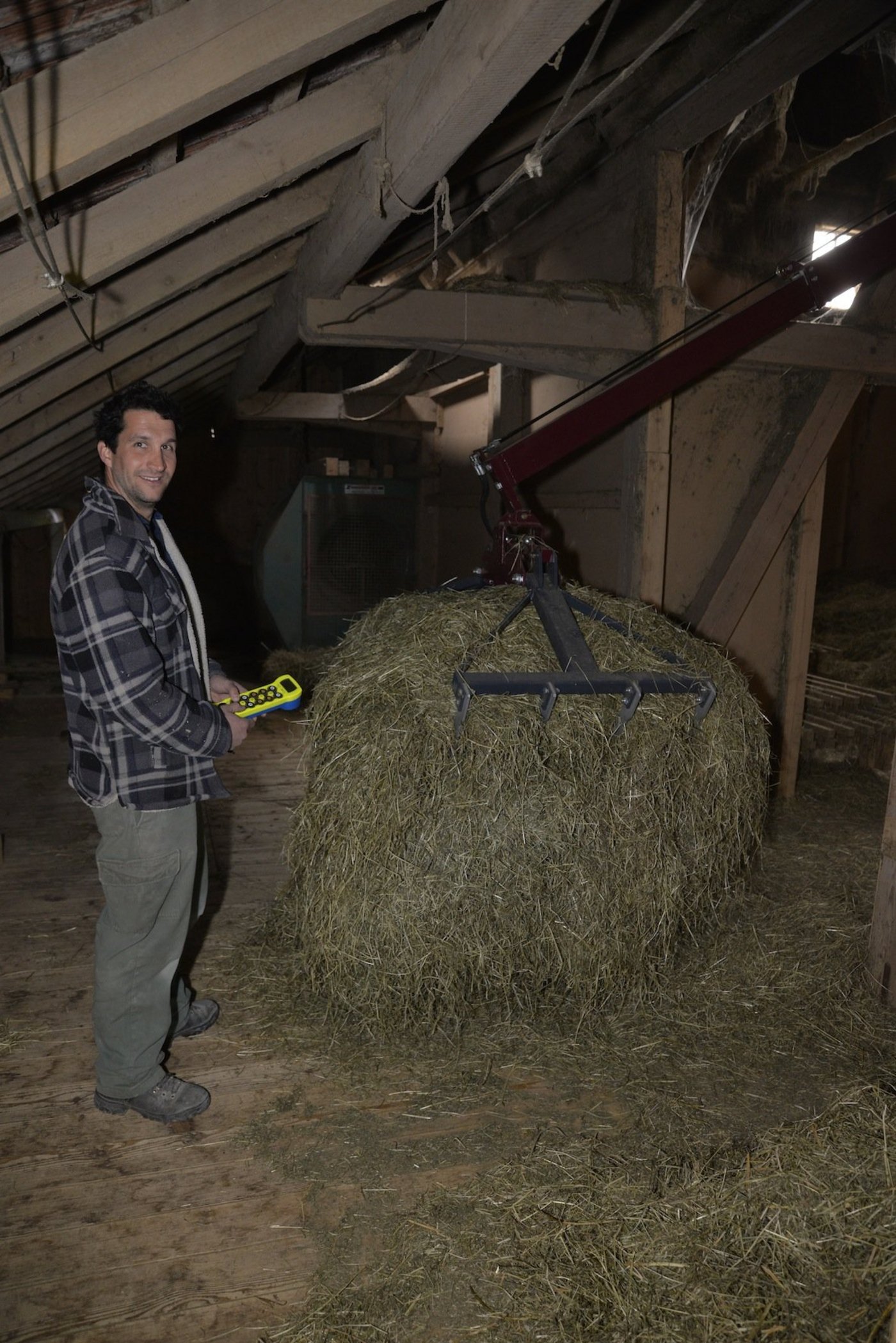 In der Scheune von Landwirt Roland Friedli in Bettenhausen BE hängt eine Greiferanlage, der etwas fehlt. Der Heuentnahmekran schwebt nämlich ohne Kabine unter dem Dachfirst und wird fernbedient.