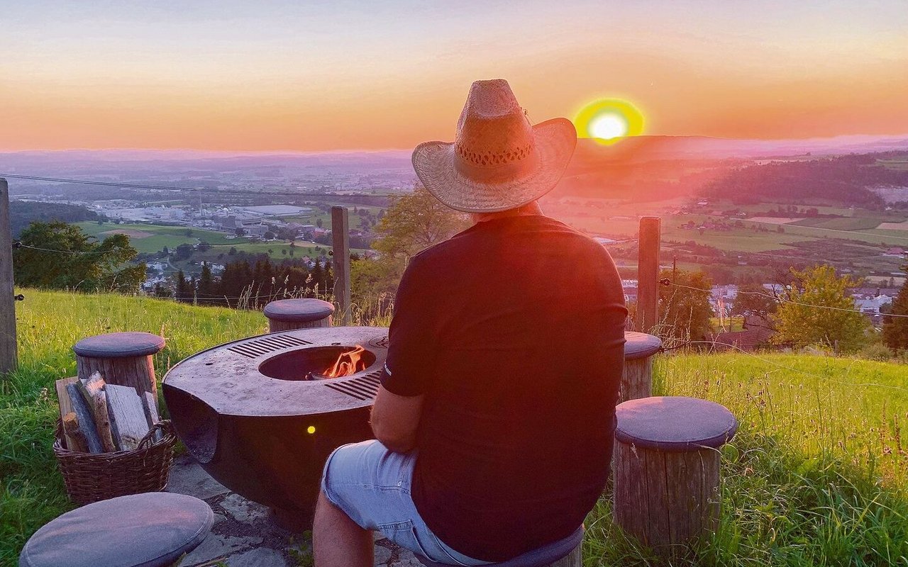 Die Aussicht vom Hof Obermettlen am Rooterberg ist fantastisch. Blick Richtung Perlen und zur untergehenden Sonne. 