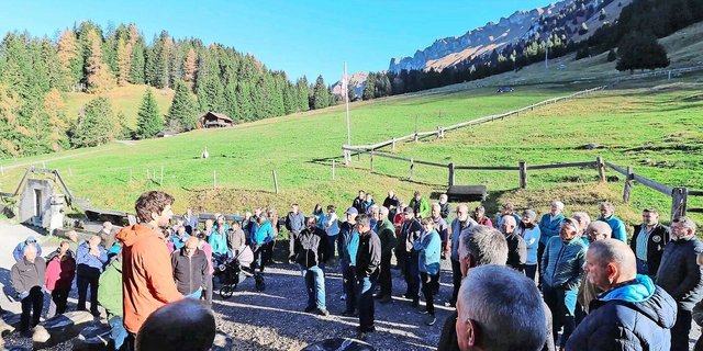 Über 100 Älplerinnen und Älpler versammelten sich in Parpan und hörten Gian Hitz bei der Vorstellung der Alpsennerei Parpan zu.