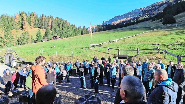 Über 100 Älplerinnen Über 100 Älplerinnen und Älpler versammelten sich in Parpan und hörten Gian Hitz bei der Vorstellung der Alpsennerei Parpan zu.