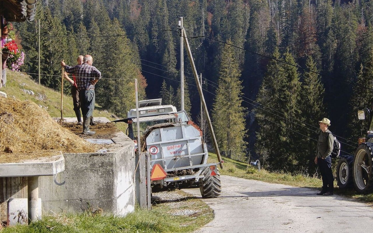 Im Luzerner Sömmerungsgebiet gibt es kaum Beanstandungen wegen des Gewässerschutzes: Älpler bei Herbstarbeiten im Gespräch mit einem Wanderer.