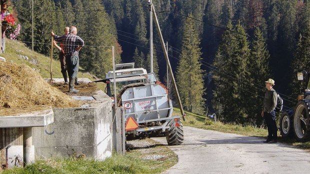 Im Luzerner Sömmerun Im Luzerner Sömmerungsgebiet gibt es kaum Beanstandungen wegen des Gewässerschutzes: Älpler bei Herbstarbeiten im Gespräch mit einem Wanderer.