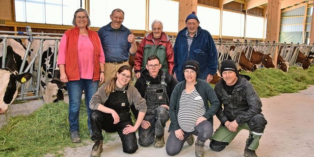 Stolz auf den Neubau (hinten v. l.): Marlise, Heinz, Lili und Hanspeter Baur. Vorne (v. l.) : Léane Jean-Mairet (Auszubildende); die Kinder Corinne und Daniel Baur sowie Bruno Mani. Der zweite Auszubildende Maxime Menoud fehlt. 