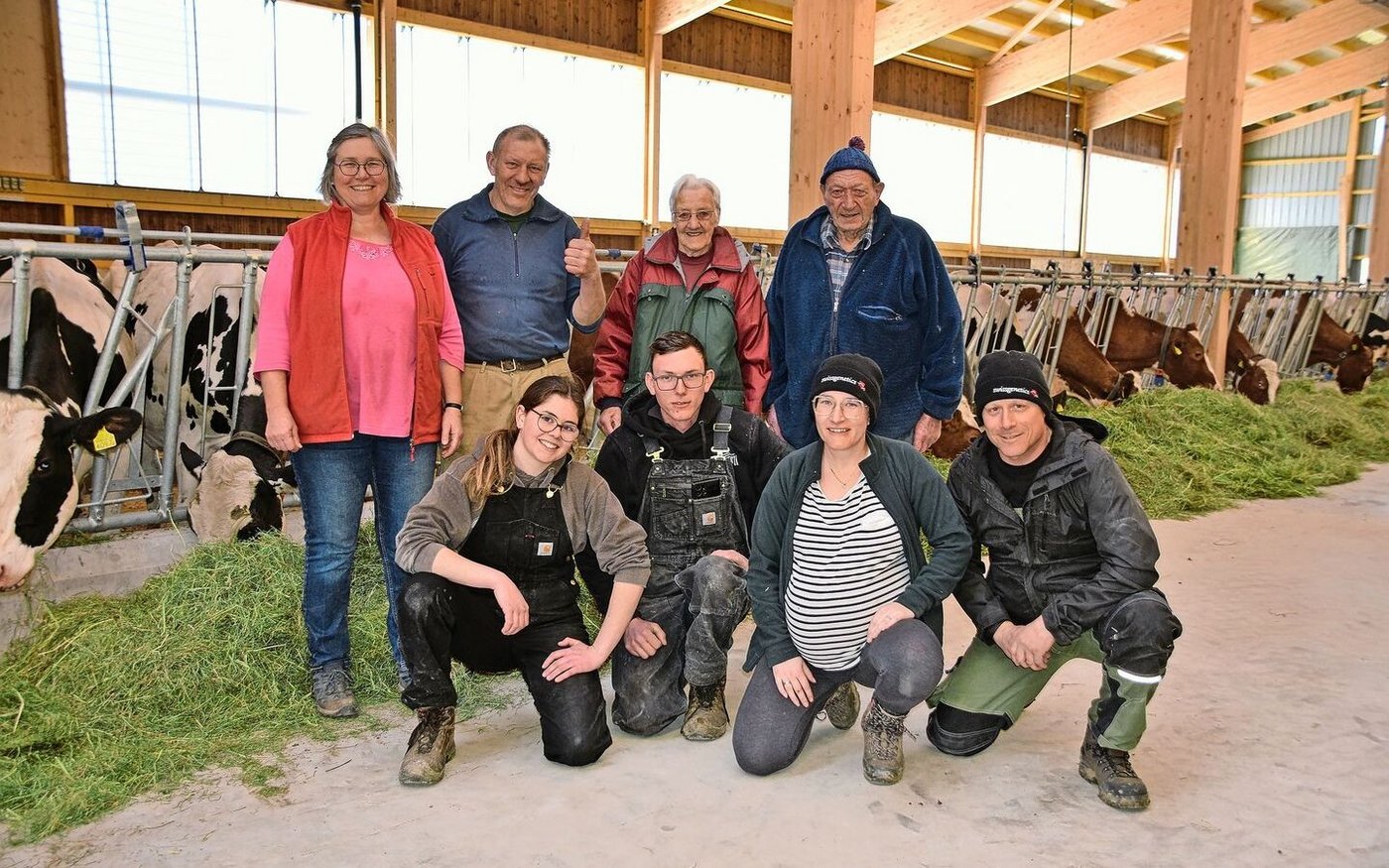 Stolz auf den Neubau (hinten v. l.): Marlise, Heinz, Lili und Hanspeter Baur. Vorne (v. l.) : Léane Jean-Mairet (Auszubildende); die Kinder Corinne und Daniel Baur sowie Bruno Mani. Der zweite Auszubildende Maxime Menoud fehlt. 