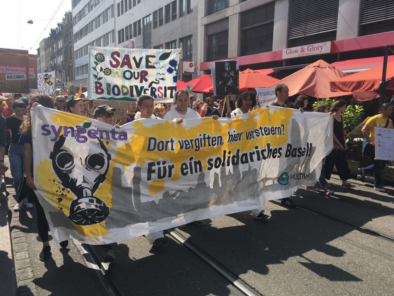 Die bewilligte Demonstration fand zum fünften Mal in Basel statt. (Bild Public Eye/Twitter)