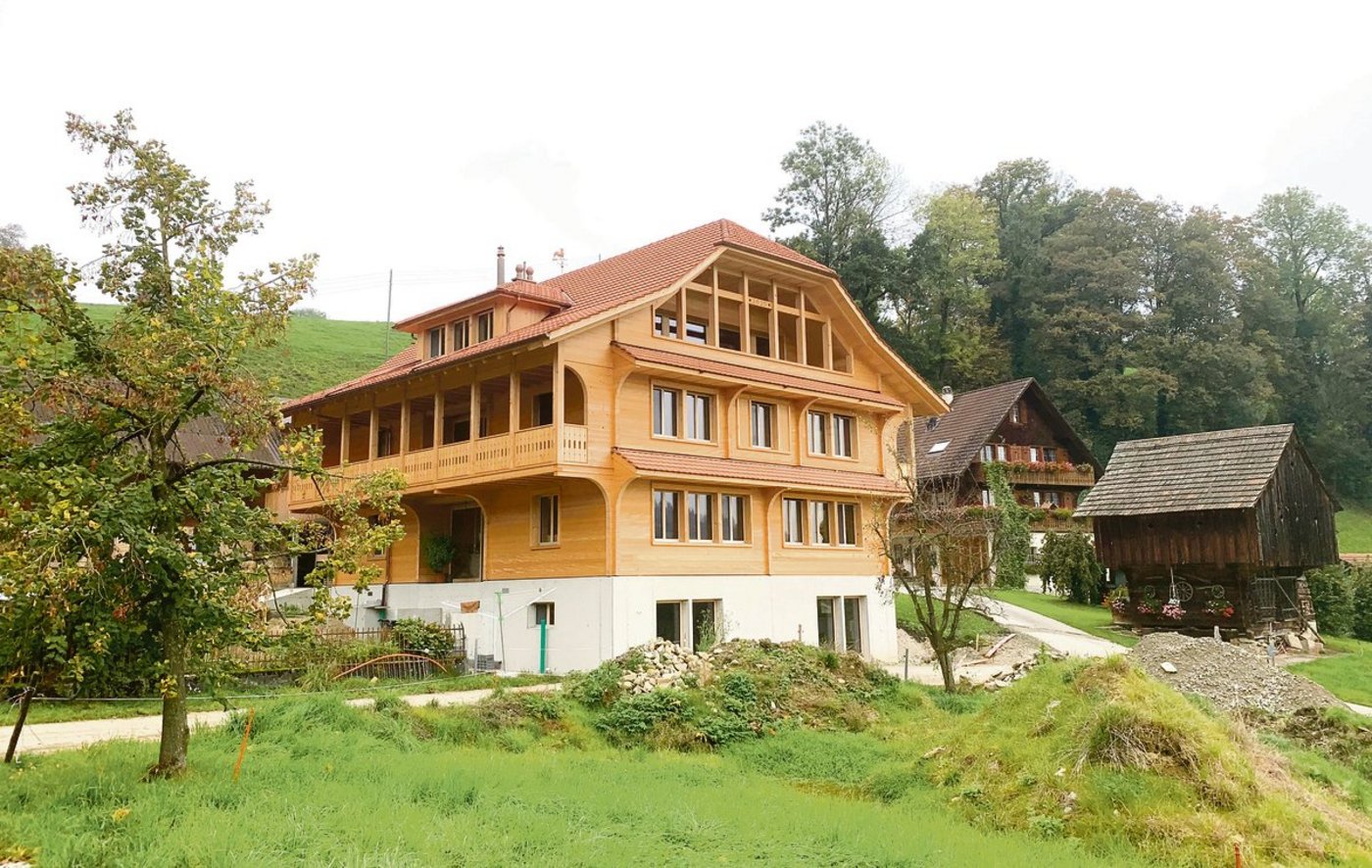 Der Ersatzneubau für das Bauernhaus von Familie Dissler, Altmoos, Wolhusen LU. Auch die bestehende Nachbarbauten sind bereits aus Holz. (Bilder Josef Scherer)