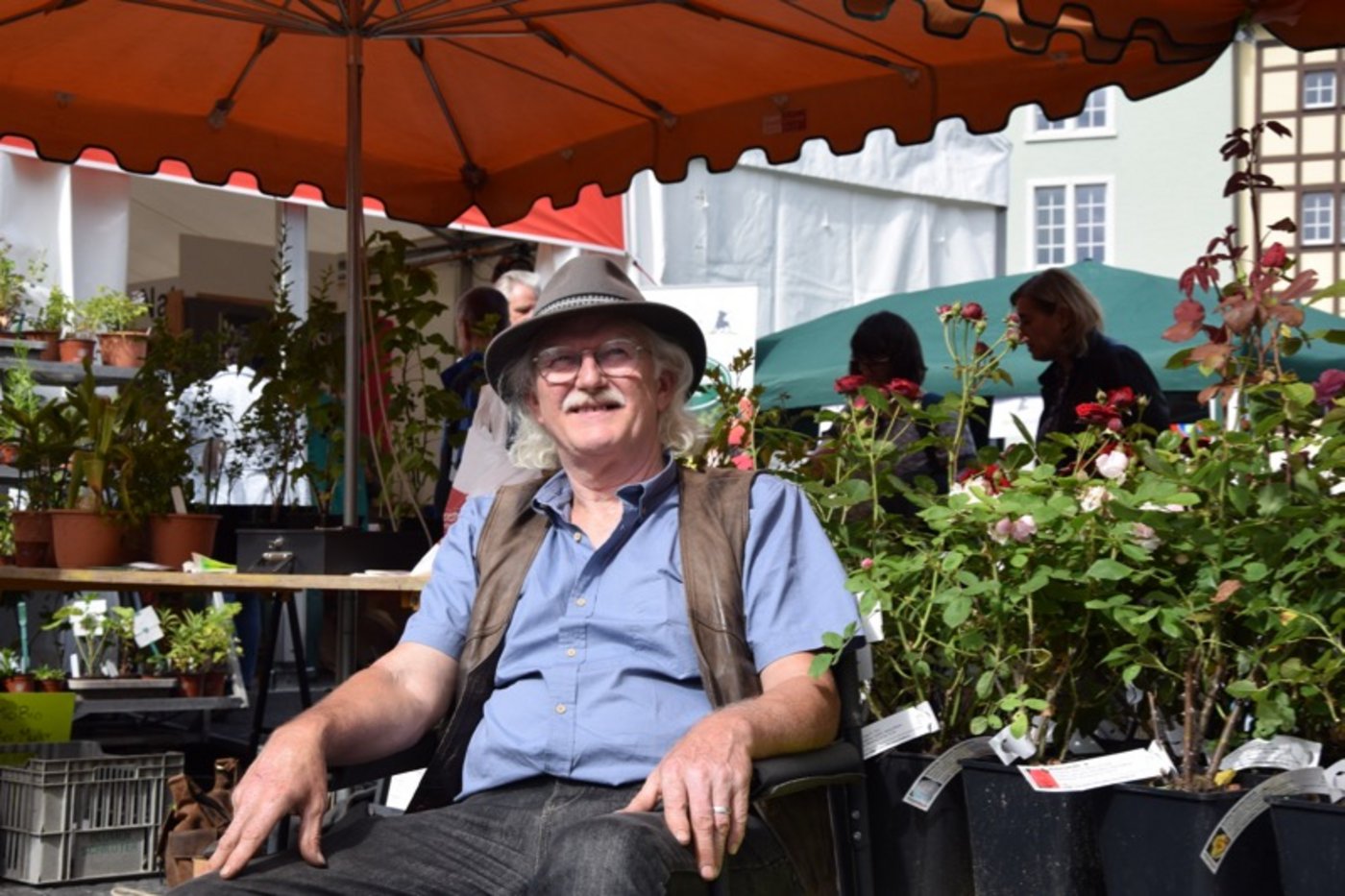 Peter Müller aus Lupfig gehört zum Inventar. Er vermehrt zuhause Bio-Rosen sowie Pro Specie Rara Kräuter- und Beerenpflanzen. (Bild jba)