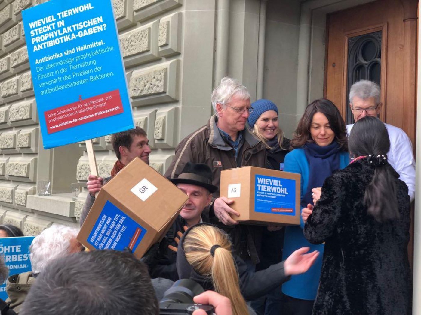 Die Initianten übergeben die Unterschriften an die Bundeskanzlei. (Bild Katrin Erfurt)