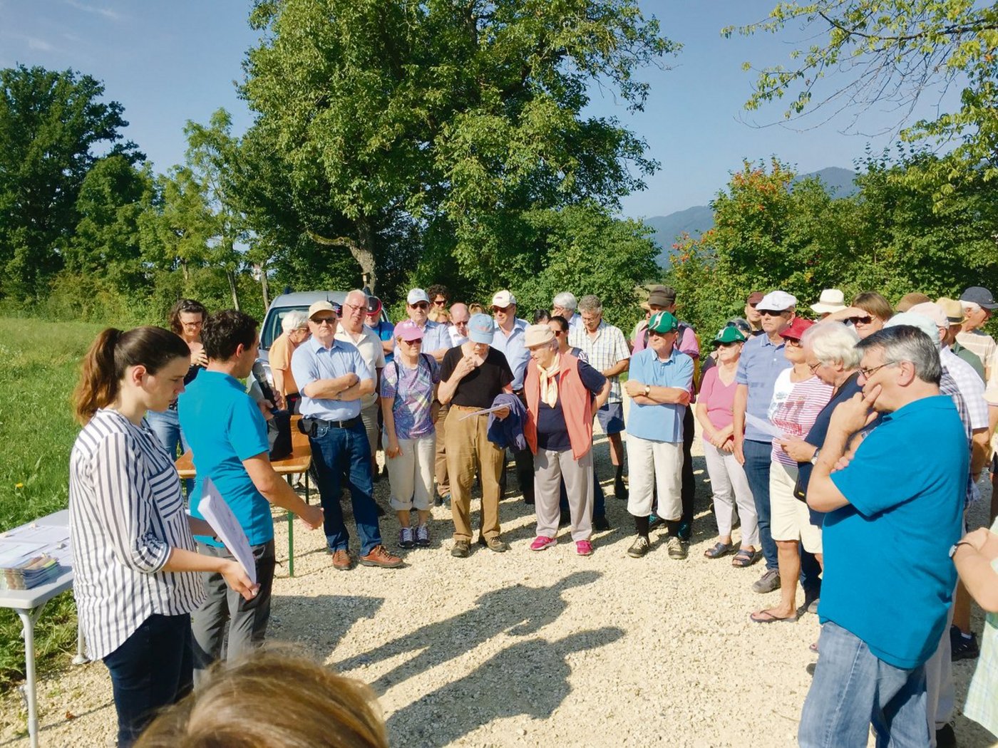 Lena Gisiger und Rainer Hug (beide links) vom Amt für Umwelt Solothurn hatten anlässlich der Exkursion vom vergangenen Samstag viele aufmerksame Zuhörer.(Bild zVg)
