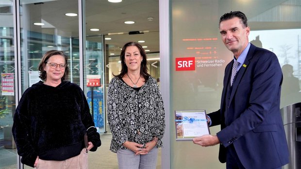 Michèle Sauvain (rechts) und Cutterin Hedwig Bäbler (links) von SRF nehmen vom Agrisano Geschäftsführer Christian Scharpf den Medienpreis Deutschschweiz des Schweizer Bauernverbands entgegen. (Bild pd)