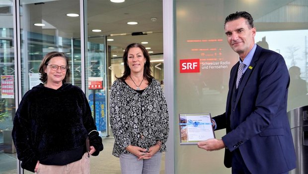 Michèle Sauvain (rechts) und Cutterin Hedwig Bäbler (links) von SRF nehmen vom Agrisano Geschäftsführer Christian Scharpf den Medienpreis Deutschschweiz des Schweizer Bauernverbands entgegen. (Bild pd)