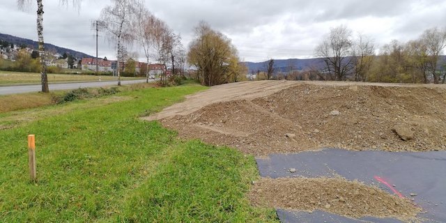 Rd. 10‘000m3 Kies wurde auf der Wiese, die durch eine Folie abgedeckt wurde, deponiert. (Bilder ZBV)