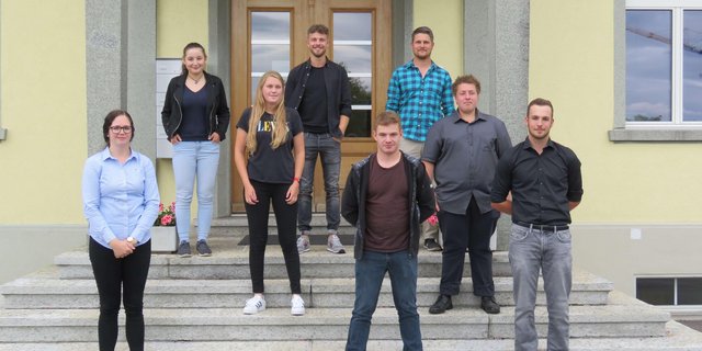 Die Diplomierten v.l.n.r.: Sandra Vögeli, Rahel Steiner, Audrey Züger, Enrico Brechbühl, Roger Studenmann, Pascal Feyer, Remo Bosshard, Silvan Blaser. (Bild zVg/Aviforum)