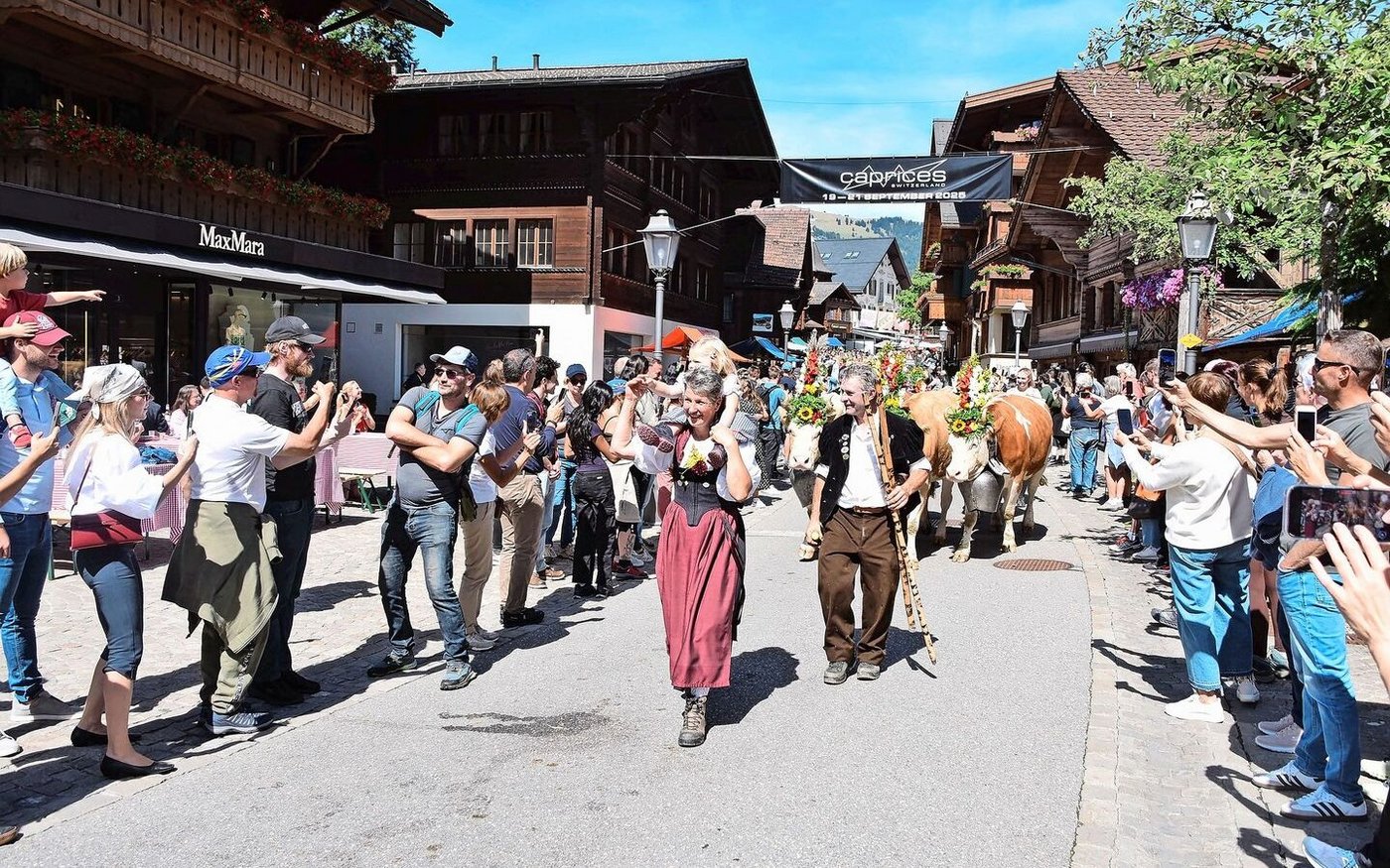 Vorneweg Johann und Anita von Grünigen aus Turbach. Sie laufen mit ihren Kühen über 20 km weit bis zu ihrer Vorweide.