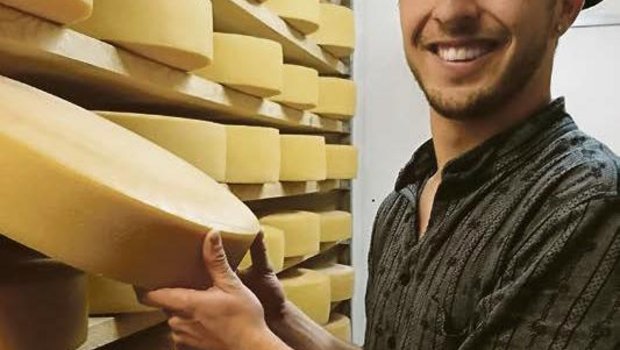 Das Käsen ist Pirmin Kosters Leidenschaft geworden. Sein Ziel ist es, die Diplomausbildung zu machen. (Bild zVg)