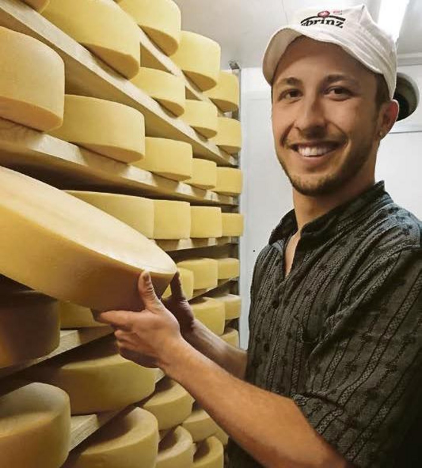 Das Käsen ist Pirmin Kosters Leidenschaft geworden. Sein Ziel ist es, die Diplomausbildung zu machen. (Bild zVg)