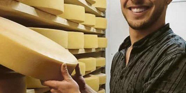 Das Käsen ist Pirmin Kosters Leidenschaft geworden. Sein Ziel ist es, die Diplomausbildung zu machen. (Bild zVg)