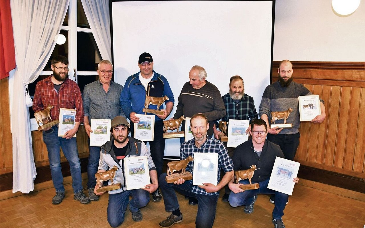 Die Tierbesitzer der 100 000er-Kühe wurden an der Delegiertenversammlung des Braunviehzuchtverbandes Obwalden ausgezeichnet.