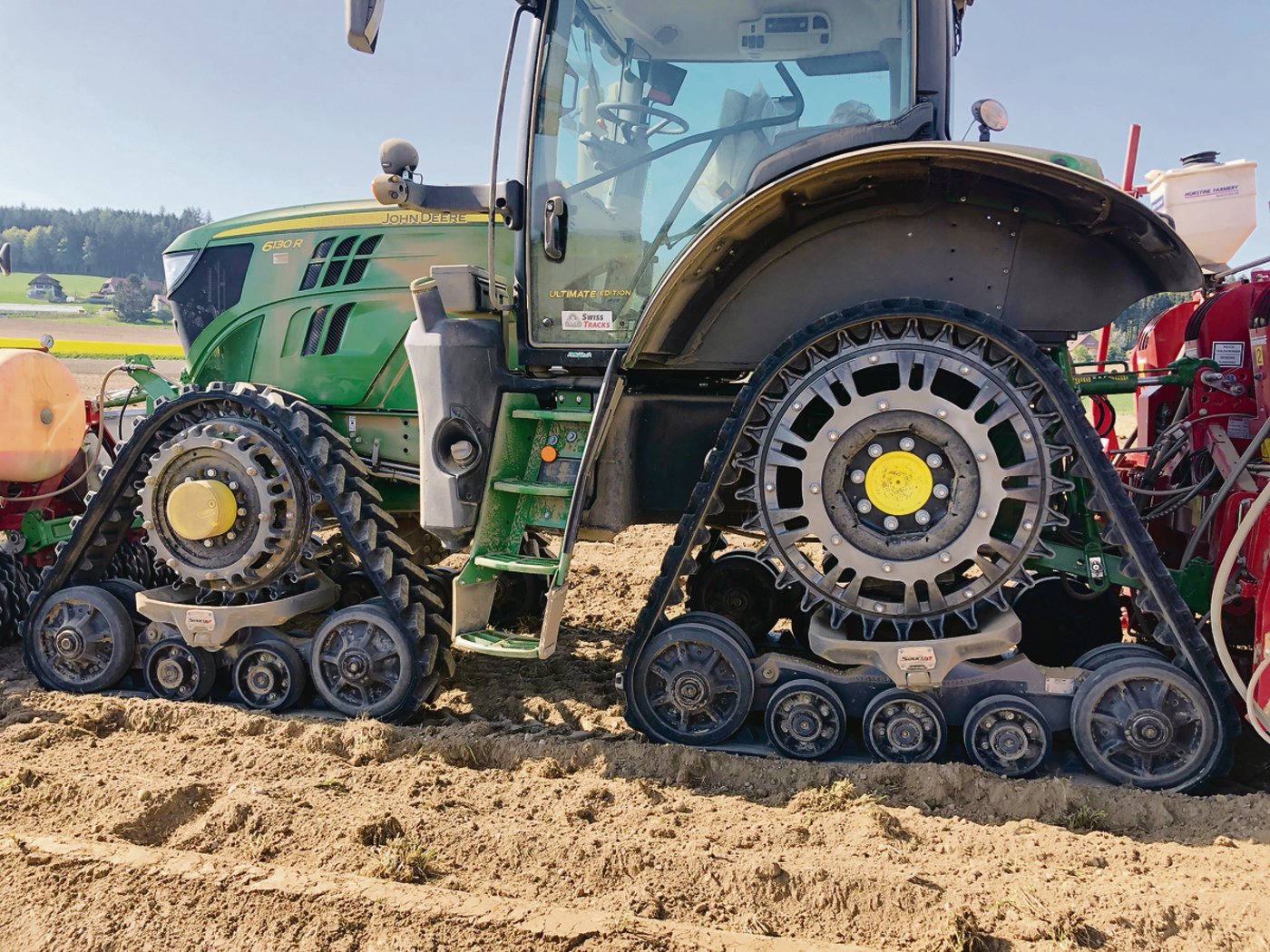 Mit einer Breite von 30,5 cm und einer Auflagefläche von 2,25 m ist der Bodendruck durch  den 8,5-Tonnen-Traktor nur 375 g/cm2. 