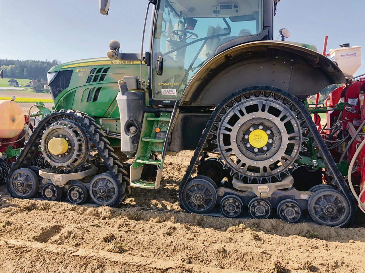 Mit einer Breite von 30,5 cm und einer Auflagefläche von 2,25 m ist der Bodendruck durch den 8,5-Tonnen-Traktor nur 375 g/cm2. 
