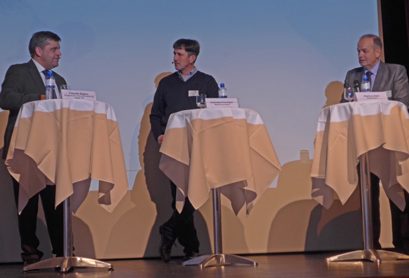 Fleischverarbeiter Claude Bigler, Landwirt Andreas Flückiger und Diskussionsleiter Markus Aebi (v.l.n.r.). (Bild Adrian Krebs)
