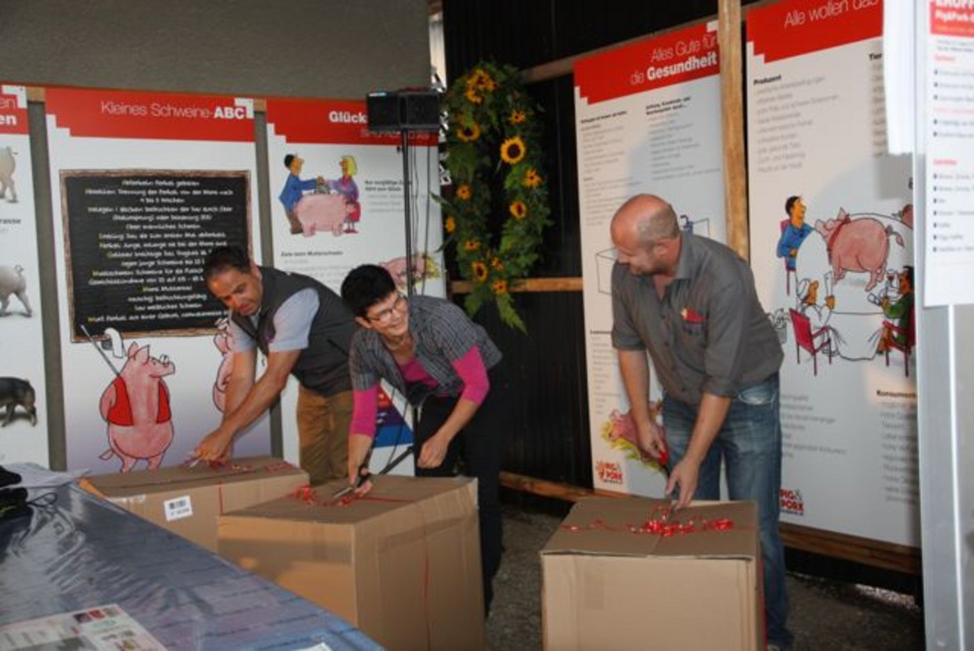 V. l. n. r.: Meinrad Pfister, Zentralpräsident Suisseporcs; Christine Gerber, Vizepräsidentin Berner Bauernverband und Markus von Dach eröffnen den Schaubetrieb offiziell. (Bilder Andrea Wyss)