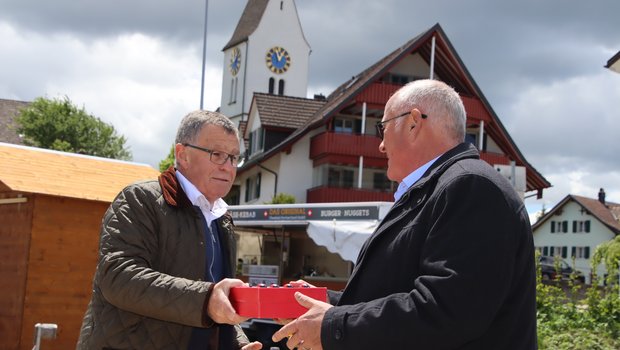 Ernst Stocker (links) bedankt sich bei seinem Vorgänger Markus Kägi für dessen 13-jähriges engagiertes Wirken als Präsident der Zürcher Landwirtschaftlichen Kreditkasse. (Roland Müller)