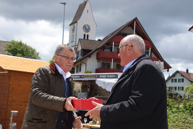Ernst Stocker (links) bedankt sich bei seinem Vorgänger Markus Kägi für dessen 13-jähriges engagiertes Wirken als Präsident der Zürcher Landwirtschaftlichen Kreditkasse. (Roland Müller)