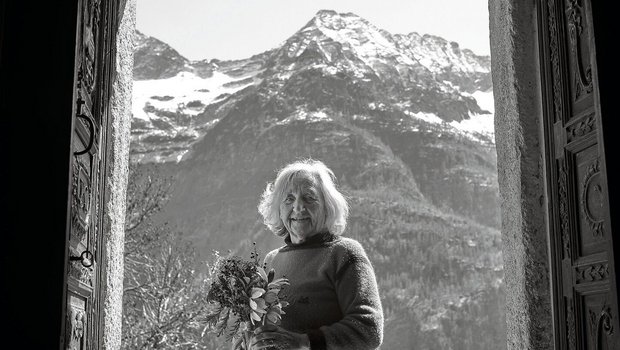 Lucia, die Blumen aus ihrem Garten in die Kapelle nebenan bringt.