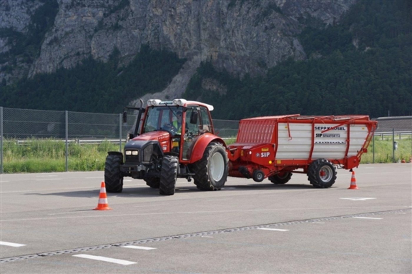 Ein Traktorfahrkurs kann viel Sicherheit geben. (Bild zVg)