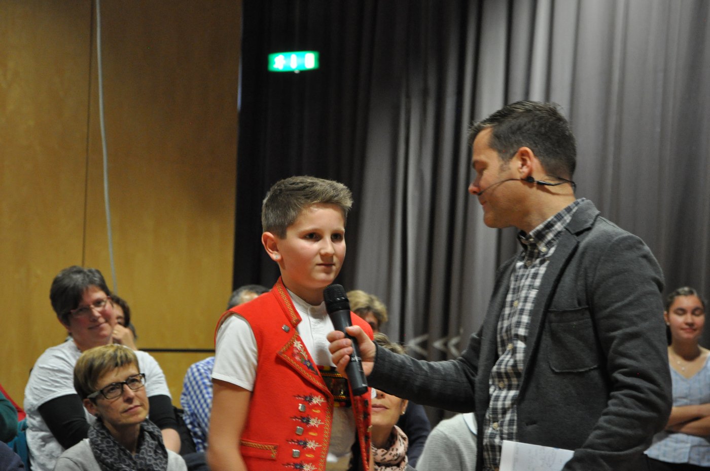 Jonas beim Witze erzählen.