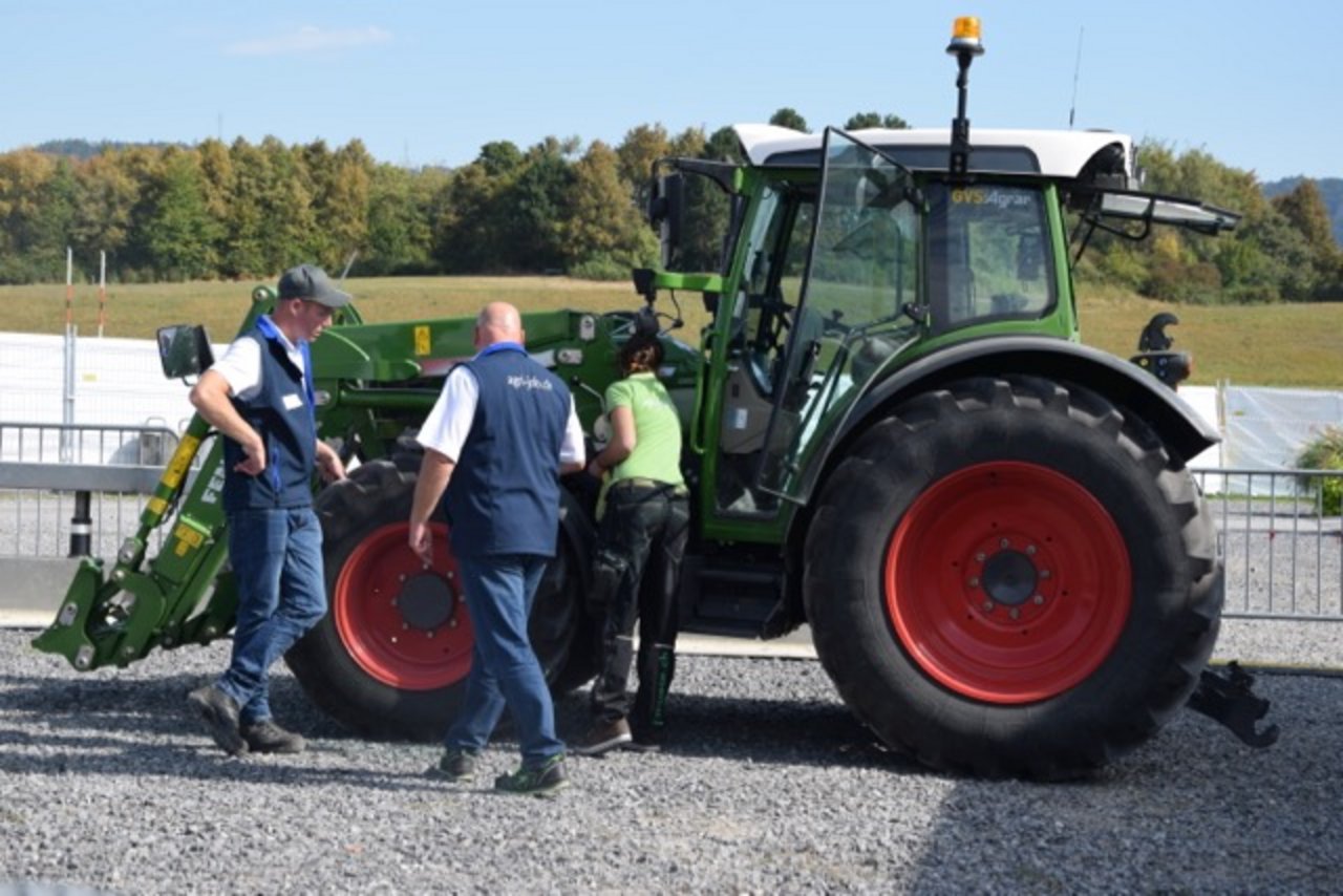 Gemüsegärtnerin Anna Küng muss kontrollieren, ob dieser Traktor korrekt funktioniert und technische Fragen der Experten beantworten.