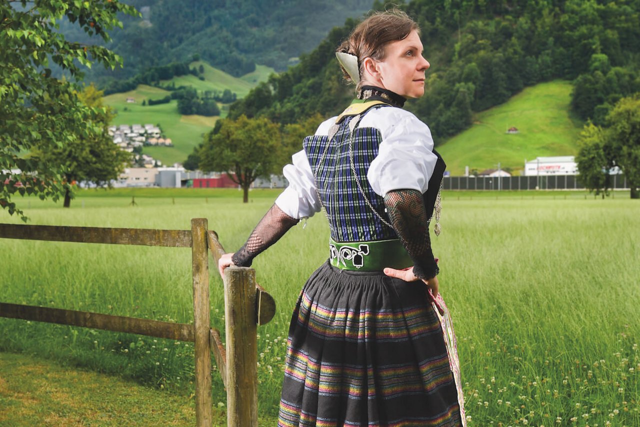 Elena Kaiser in ihrer Nidwaldner-Festtagstracht. Das Rückenteil stammt aus dem 19. Jahrhundert. (Foto: Marion Nitsch)