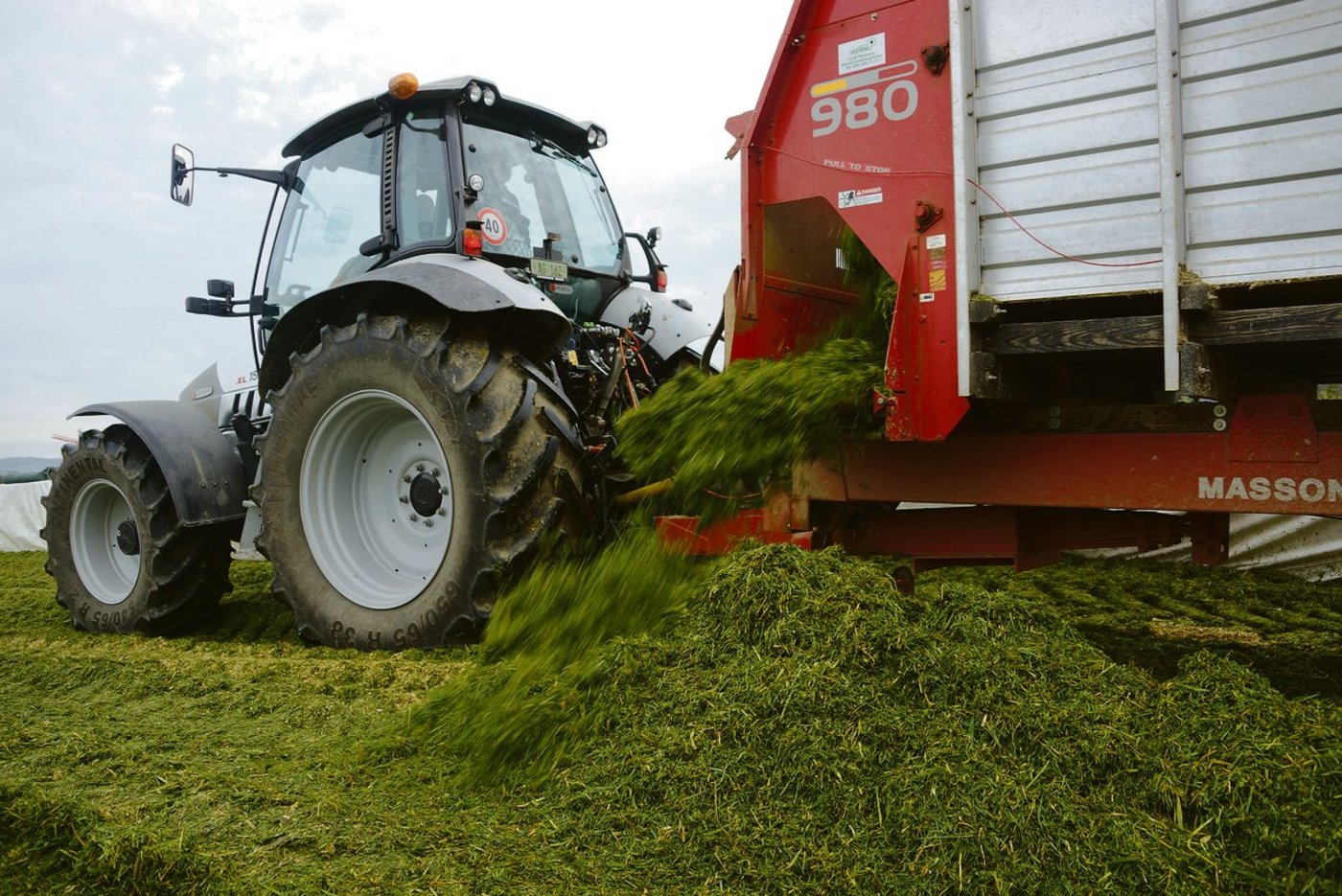Vielerorts wurde schon Gras einsliliert oder es wird in den nächsten Wochen passieren. (Bild rae)