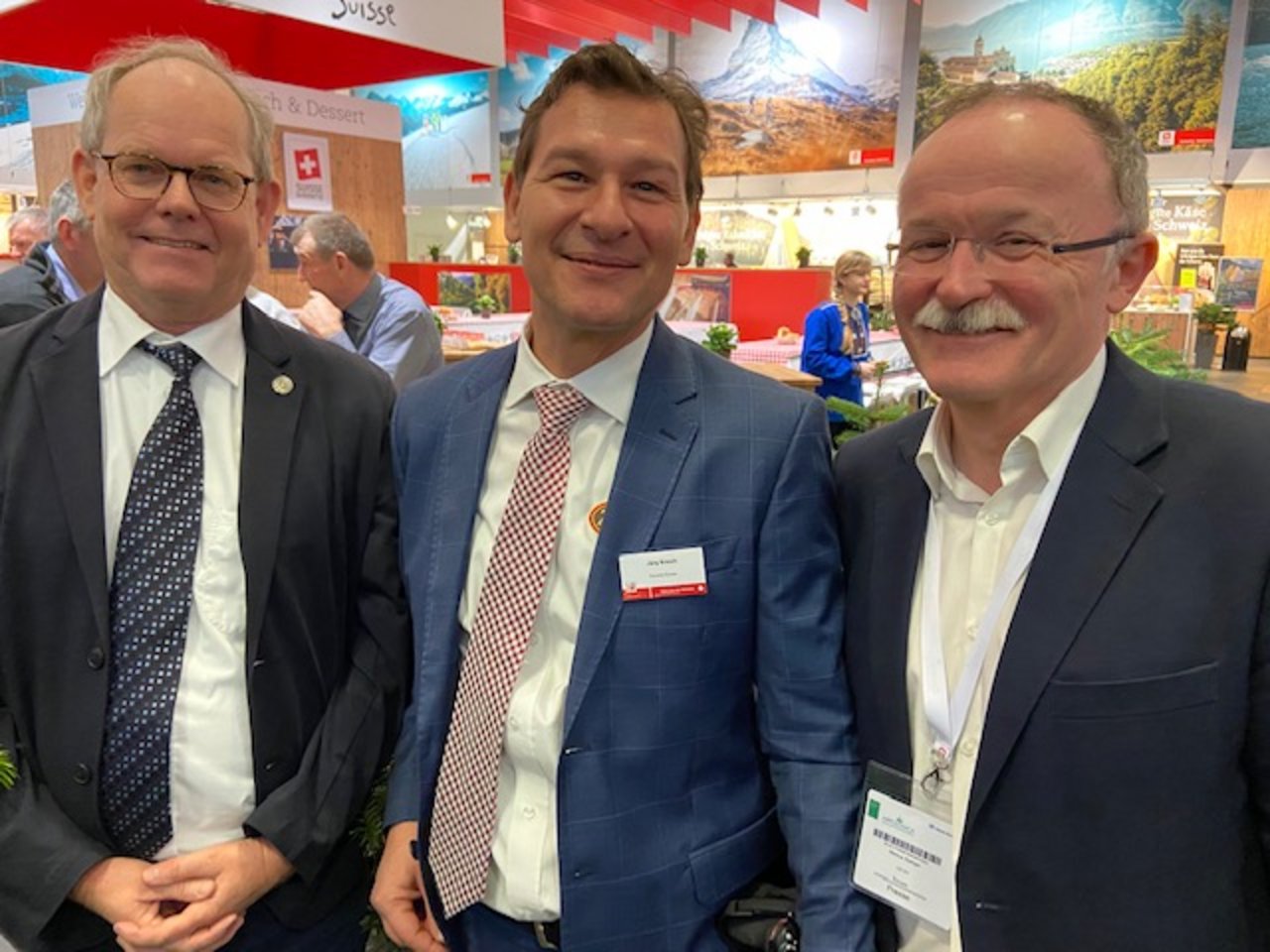 Stefan Gasser (Emmentaler Switzerland) mit Jürg Kriech, von Raclette Suisse und Markus Rediger, Geschäftsführer des LID (v.l.n.r.). (Bild akr)