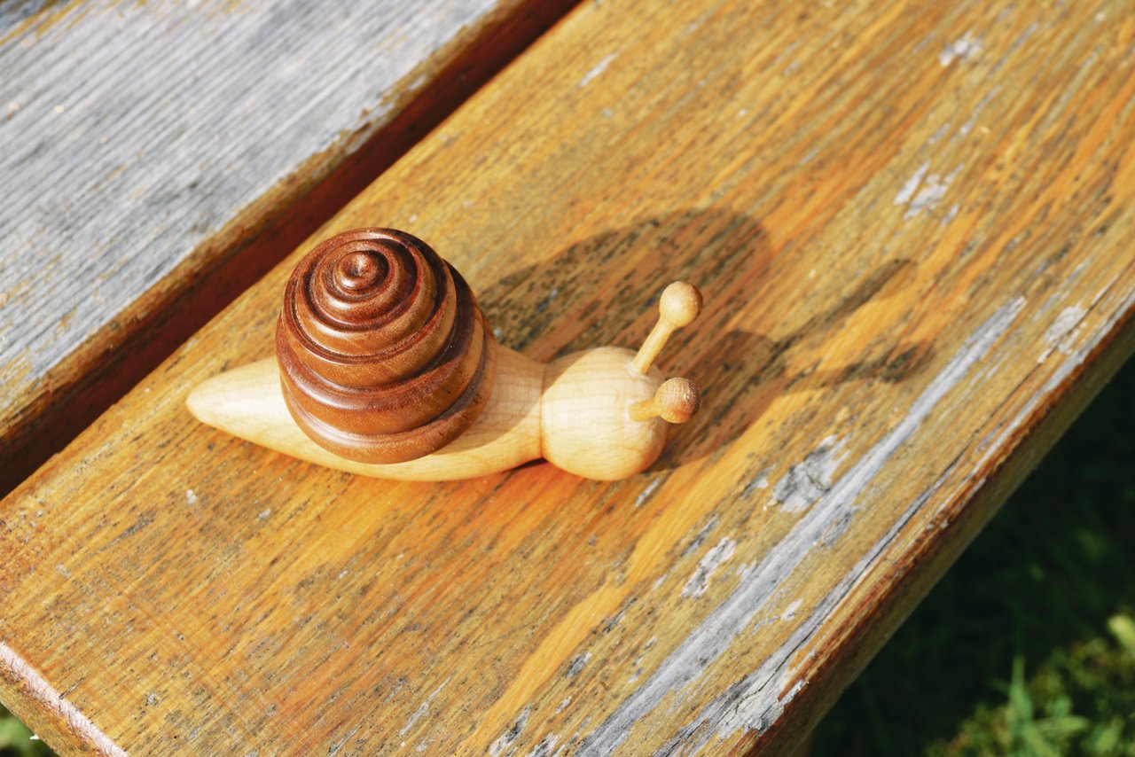 Das grosse in den kleinen Dingen: Die kleine Schnecke ist eines der liebsten Arbeitsstücke der Holzkünstlerin. Der Schatten in Form eines Herzens gibt es als Bonus dazu.(Bilder Benildis Bentolila)