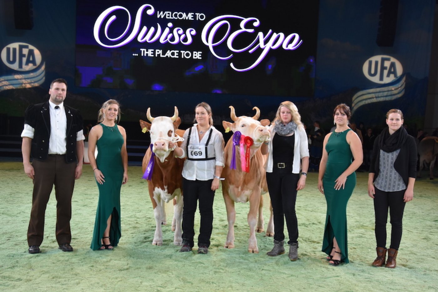 Bei den Simmentaler-Rindern ging der Sieg an Malto Alena von Jakob und Jonathan Trachsel aus Feutersoey BE (r.). Reserve-Junior Chamion wurde Clos-Derrey Romane Taïga von Christophe Rey aus Le Châtelard-près-Romont FR.