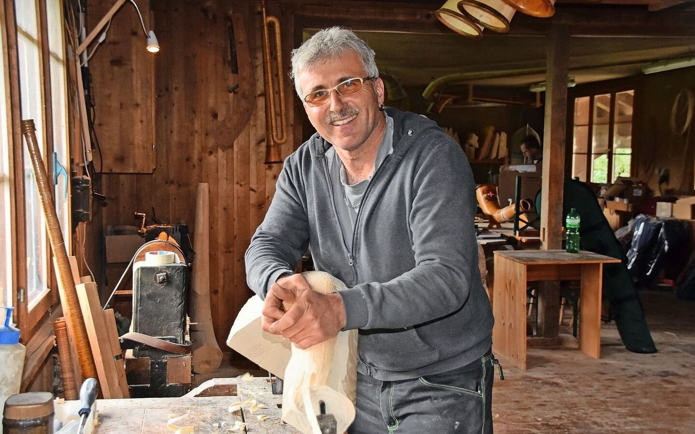 Walter Bachmann setzt gekonnt den Hobel an, um an einem Alphornrohling ein paar Späne wegzuschneiden.
