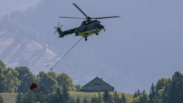 Geht es um die Wasserversorgung auf den Alpen, ist die Schweizer Armee sehr hilfreich.