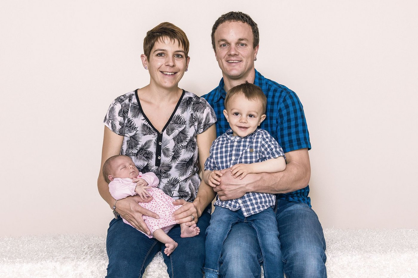 Margrit und Marcel Villiger mit ihren Kindern Aline und Lean. Das Paar führt das Lohnunternehmen in zweiter Generation. (Bild Familie Villiger)