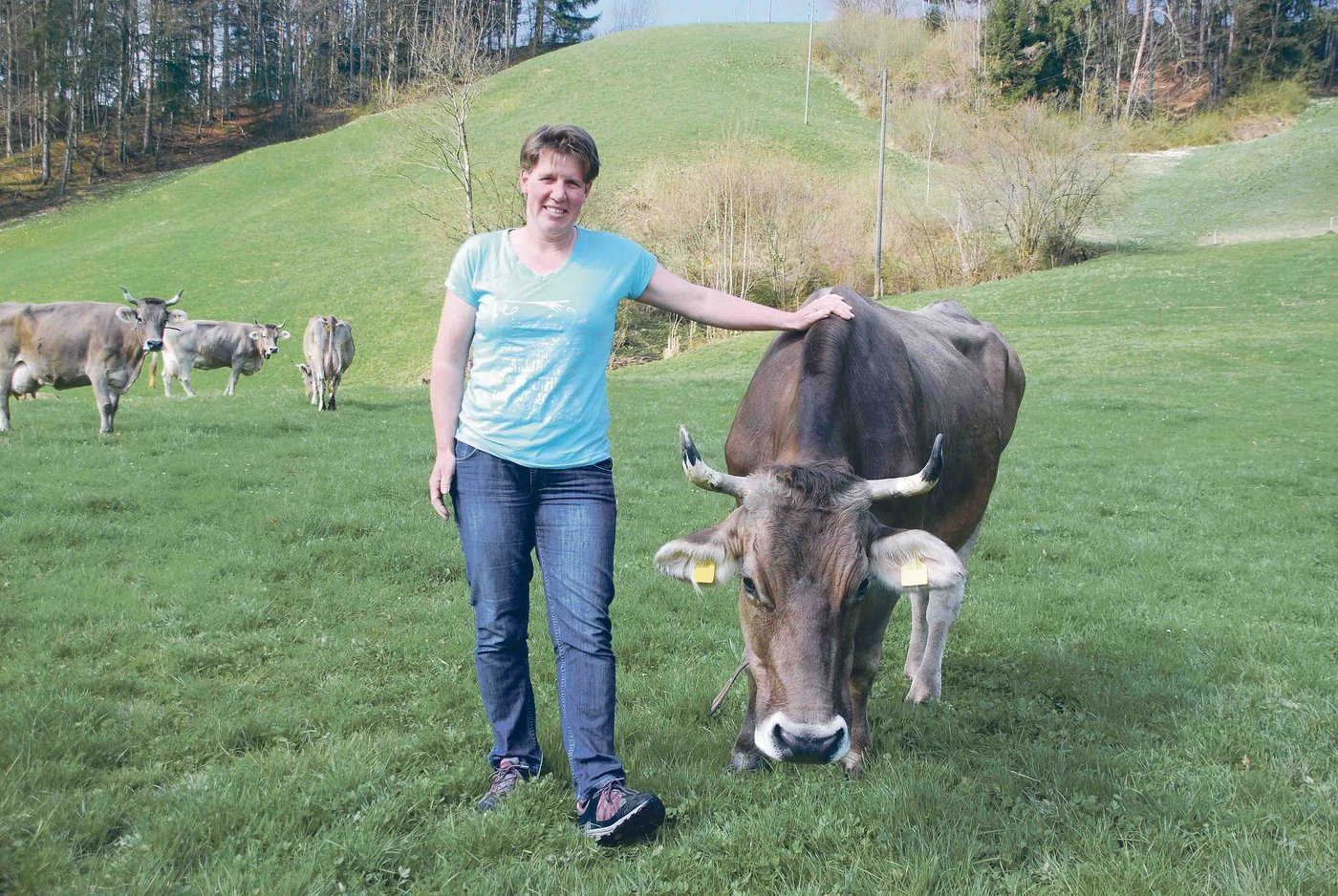 Die Arbeit auf dem Hof und die Nähe zur Natur und zu den Tieren sind für Karin Ramsauer mehr   wert als Badeferien am Meer. (Bild Ruth Bossert)