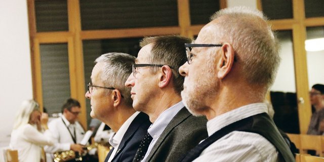 Der Blick zurück auf hundert Jahre Bildung (v. l. n. r.): Regierungsrat Thomas Weber, Peter Moser und Alfred Buess.(Bilder Benildis Bentolila)