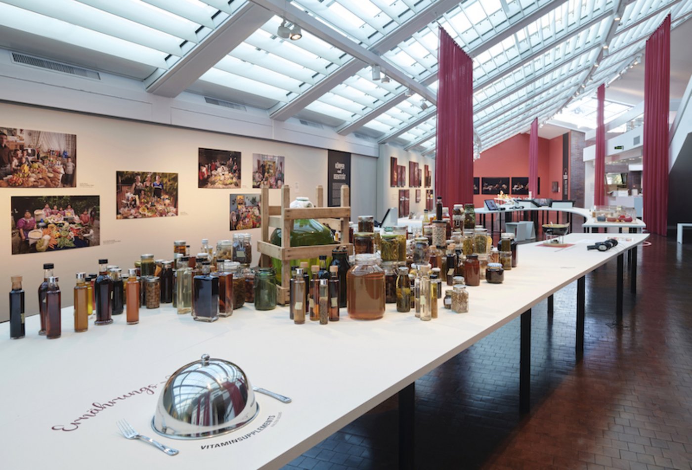 Einblick in die Ausstellung «zu Tisch» im Vögele Kultur Zentrum.