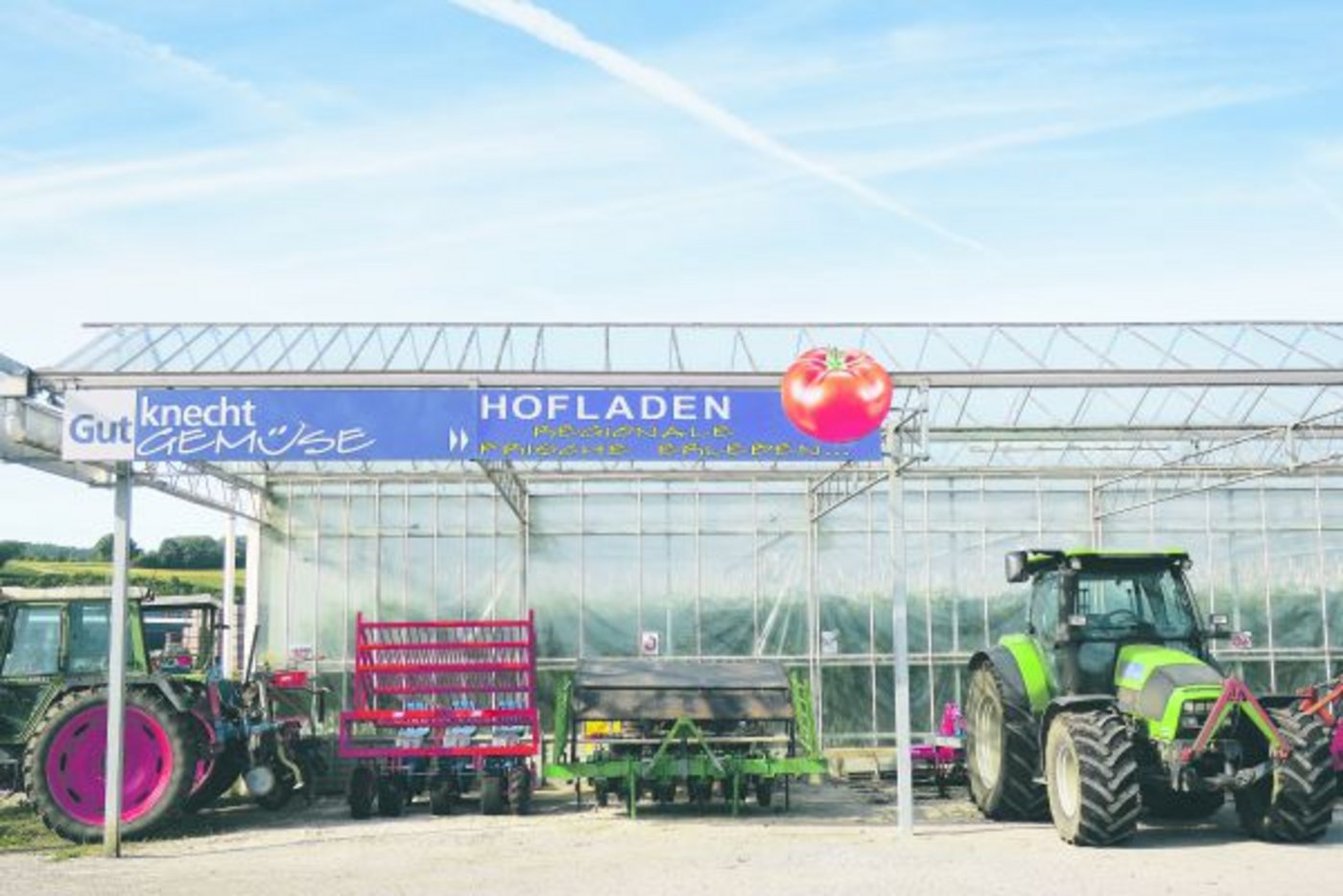 Bei Gutknecht Gemüse sehen die Konsumentin und der Konsument auf dem Weg zum Hofladen, wie Gemüse wirklich angebaut wird.