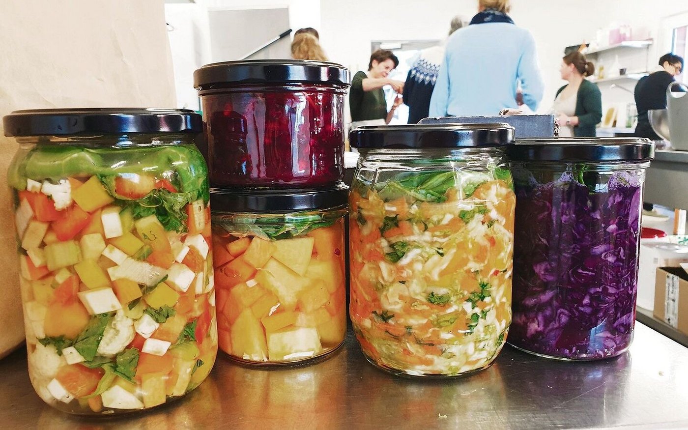 Vielfalt: Fermentieren eignet sich für das meiste Gemüse, ein bekanntes Beispiel ist Sauerkraut. Wer diese Lebensmittel roh konsumiert, erhält die wertvollen Inhaltsstoffe.  