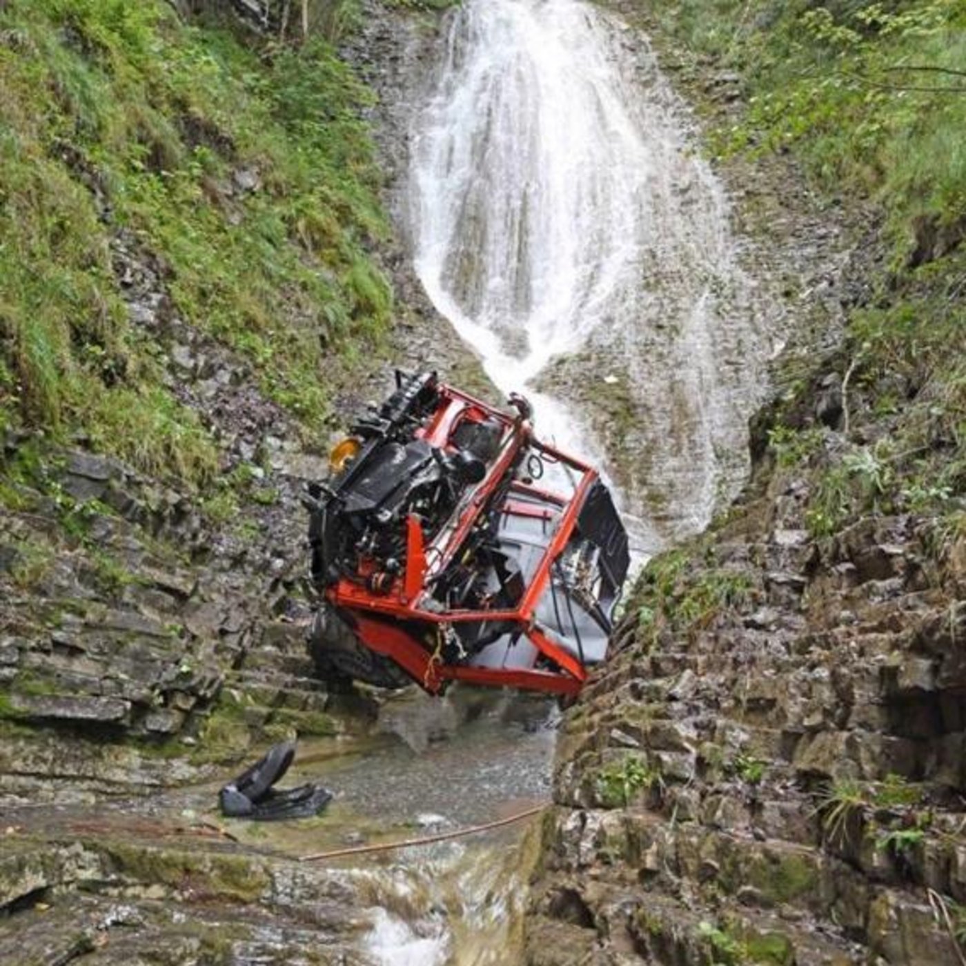 Das Fahrzeug stürzte in den Bach. (Bild Kapo Obwalden)