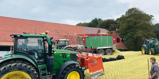 Zeitweise hat Timo mit unserem Traktor beim Anwalzen mitgeholfen.