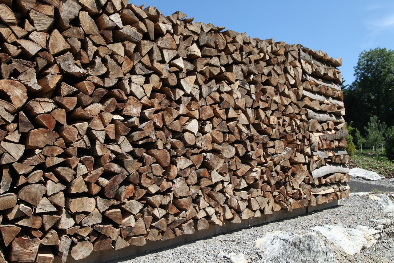  Holzbeige im Luzernbiet: Wer Stückholz in einer 40-70 kW-Feuerung verbrennt, hat diese alle zwei Jahre auf ihren CO-Ausstoss zu kontrollieren. (Archivbild BauZ)