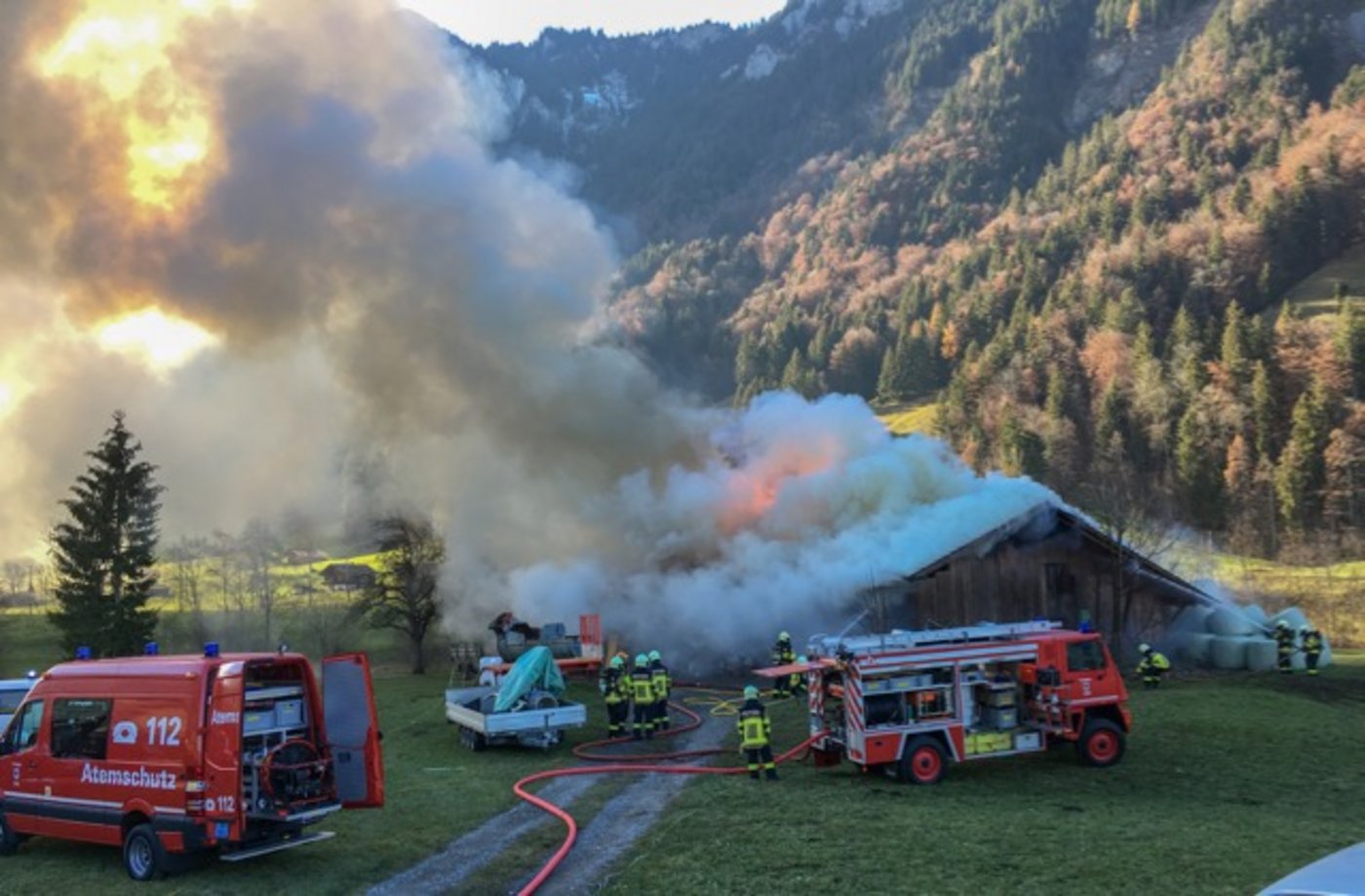 Beim Brand entwickelte sich viel Rauch. (Bilder Kapo BE)