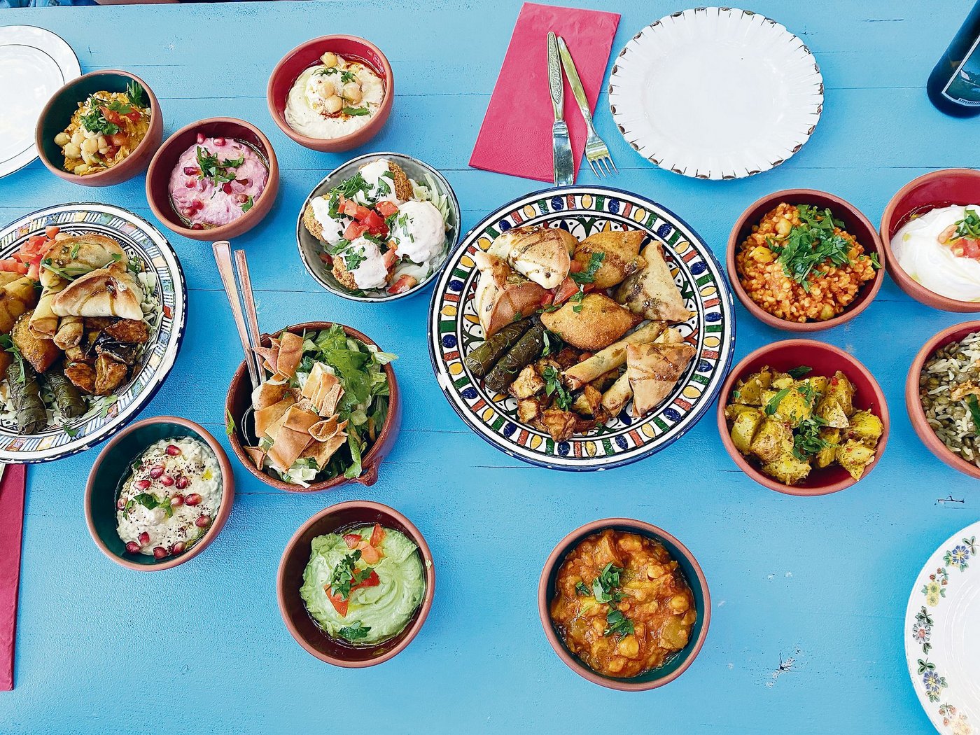 Mezze sind typisch für die Levante-Küche. Die Gerichte in Schalen eignen sich zum Beispiel für eine gesellige Tavolata. (Bild Agridea)